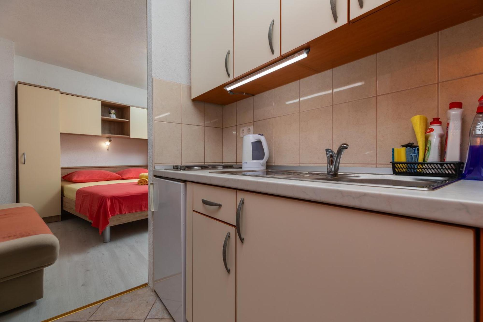 Apartments By The Sea Drasnice, Makarska - 6697 外观 照片